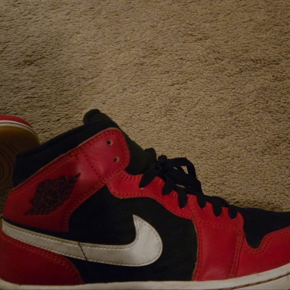 Jordan 1 SE Mid Size 7.5 - Picture 2 of 4
